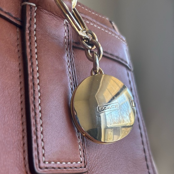 *RARE* Y2K COACH Gold-Tone Round "Signature C" Locket Keyring w/Magnetic Closure - Picture 4 of 5